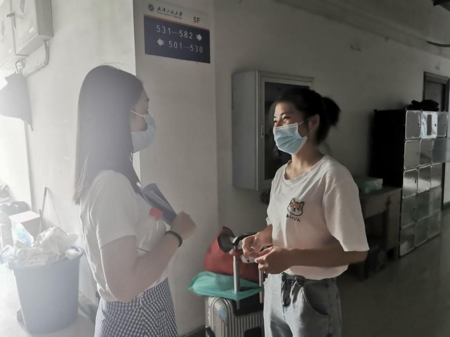 (图为学院领导、老师深入寝室看望返校学生) MK体育官方网站